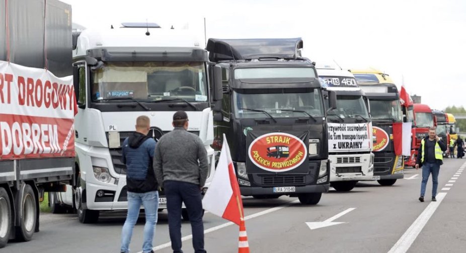  Біля кордону з Польщею накопичилось майже 3 тисячі вантажівок через протести перевізників