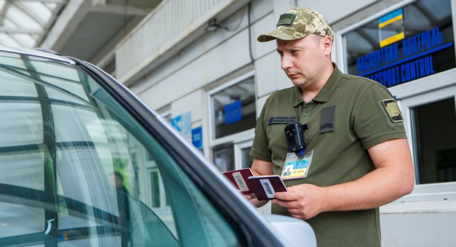 Прикордонники нагадали: електронний паспорт "Дія" не дозволяє виїжджати за кордон