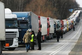 Тисячі вантажівок затримані біля українського кордону з Польщею