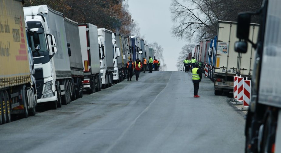 Блокада кордону: понад 3000 фур стоїть у чергах