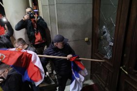 Опозиція "Сербія проти насильства" намагалася силою прорватися в міську адміністрацію Белграда: подробиці