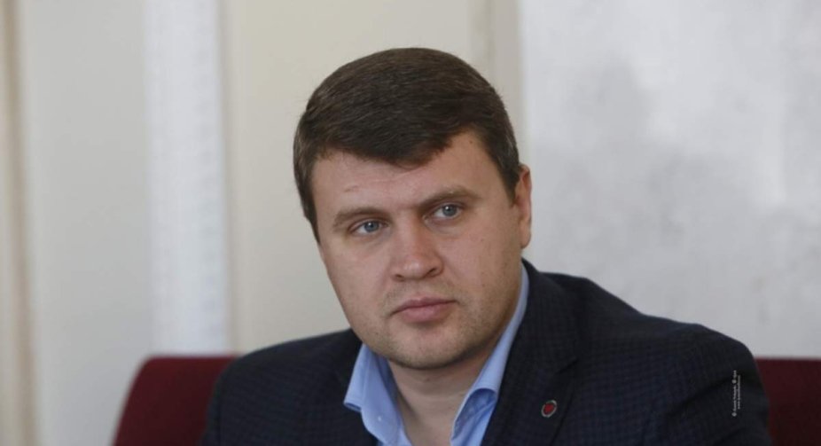 Військовозобов'язані українці за кордоном можуть втратити доступ до банківських карток і консульських послуг: подробиці