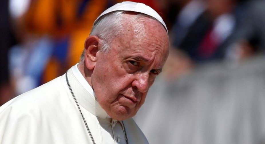 Vatican allows priests to bless same-sex couples