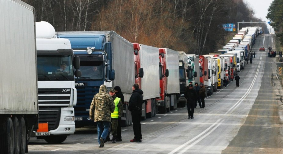 Тисячі вантажівок затримані біля українського кордону з Польщею