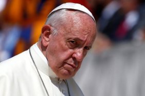 Vatican allows priests to bless same-sex couples