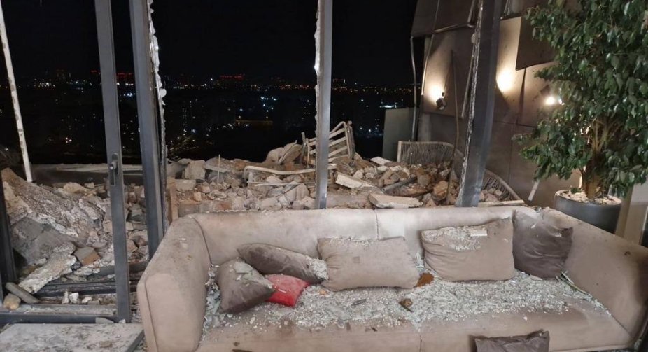 У Києві на багатоповерхівку впали уламки безпілотника