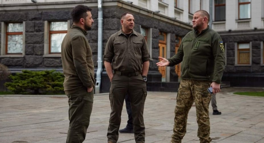Зеленський все одно відправити у відставку Залужного, - Financial Times