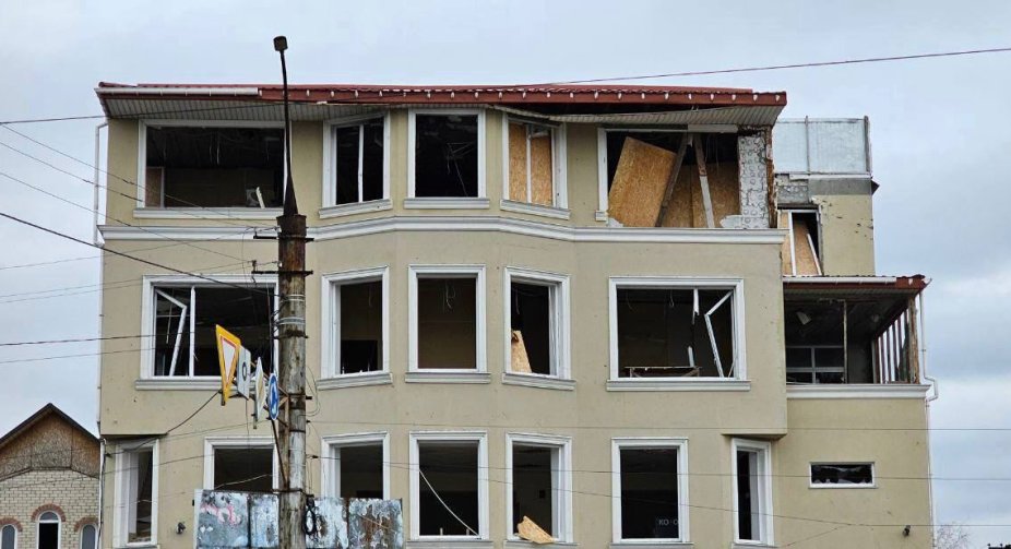 Russians attacked Kherson: a kindergarten, a high-rise building and a shopping center are damaged