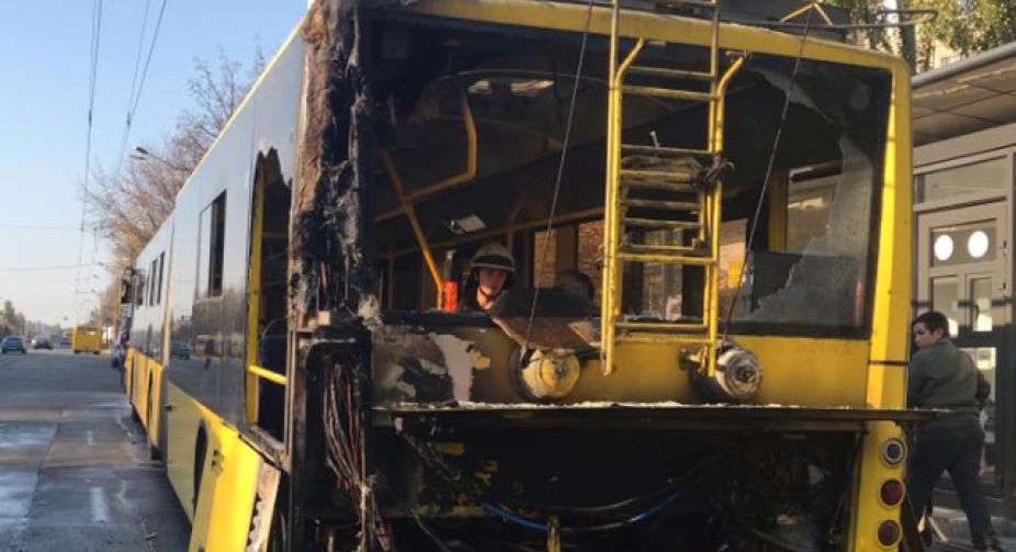 A trolleybus caught fire in Kyiv's Troyeshchyna district while driving 