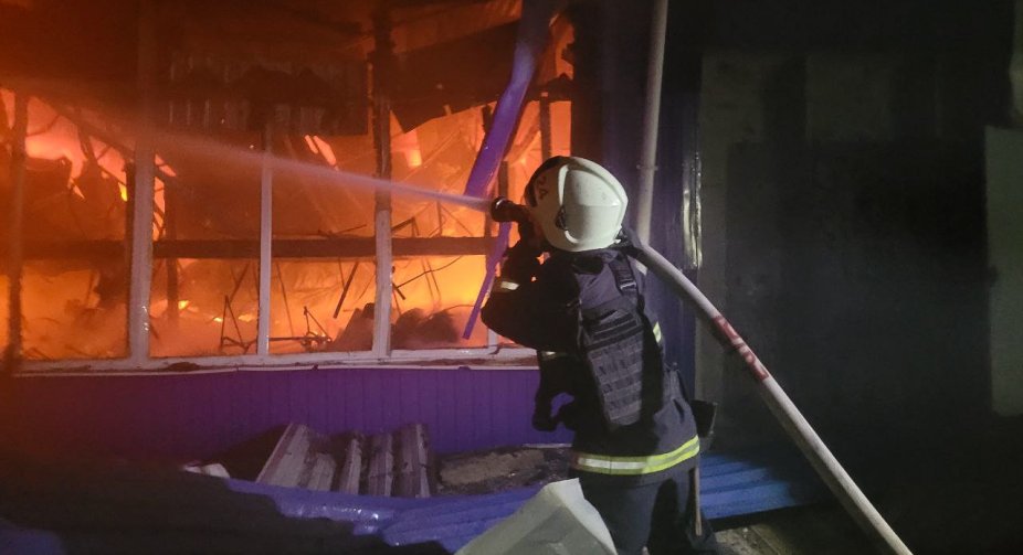 Через обстріл у Миколаївській області сталася масштабна пожежа
