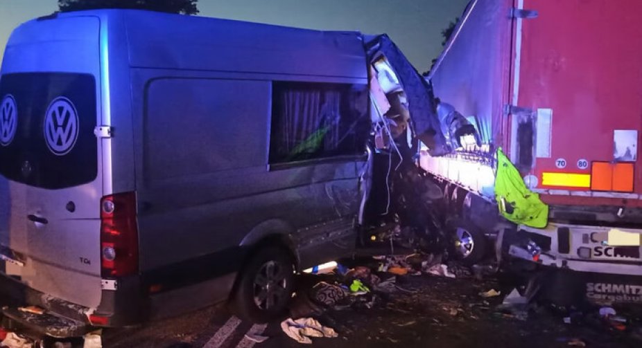 Автобус із громадянами України потрапив у ДТП в Польщі: є постраждалі