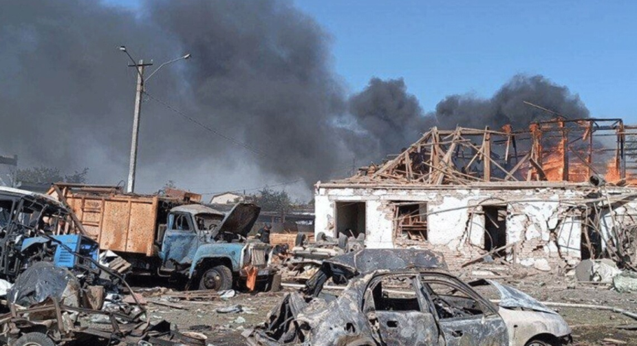 Russian airstrikes cause destruction in Beryslav: four aerial bombs hit residential and public facilities