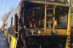 A trolleybus caught fire in Kyiv's Troyeshchyna district while driving 
