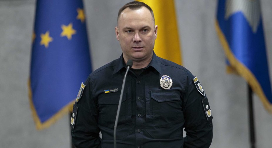 Глава Нацполіції висловився про роздачу повісток поліцейськими: людей не вистачить