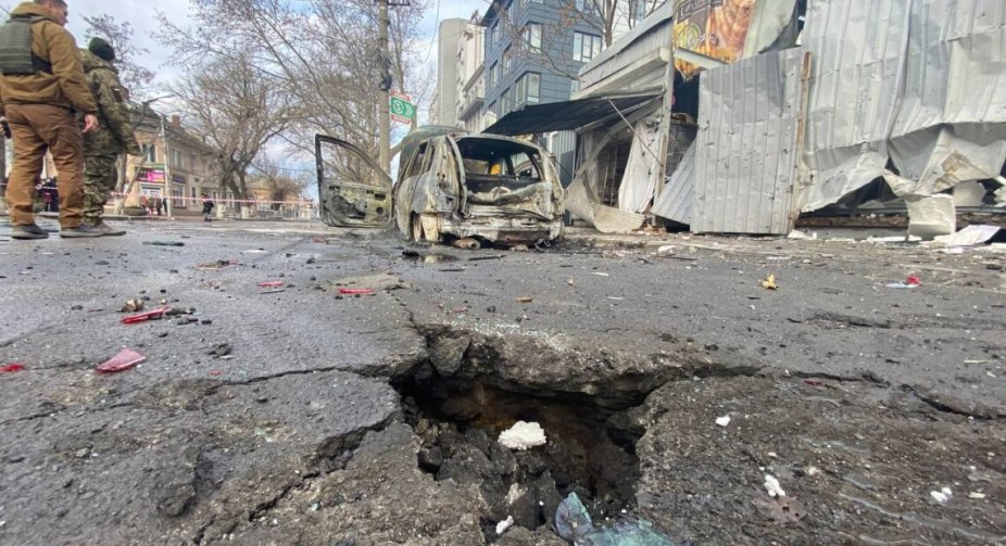 Russians strike Kherson city center: woman is injured, there are destructions