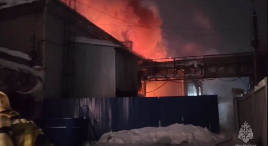 Масштабна пожежа на підприємстві в російському Іжевську