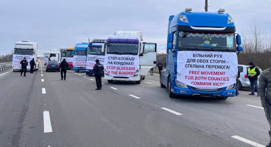 Ukrainian carriers started a retaliatory action on the border with Poland: the Yagodyn-Dorohusk checkpoint is partially blocked
