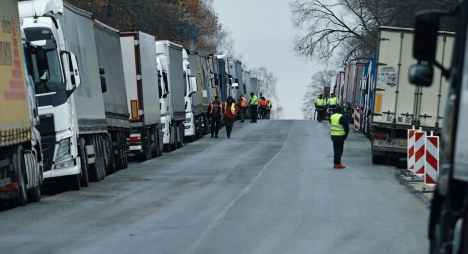 Понад 3 тисячі фур у черзі: ДПСУ звітує про ситуацію на кордоні з Польщею