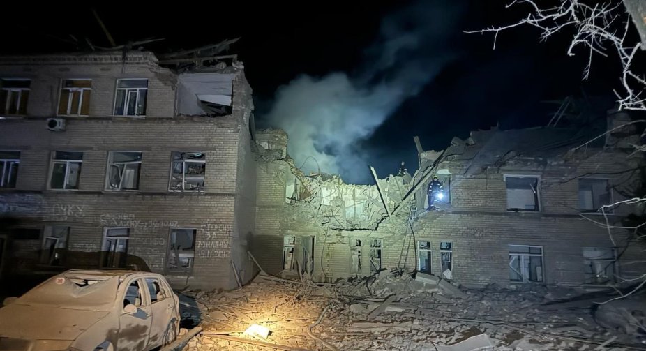 Night strike on Selydove: a multi-storey building and a hospital were damaged, there are dead (UPDATED)