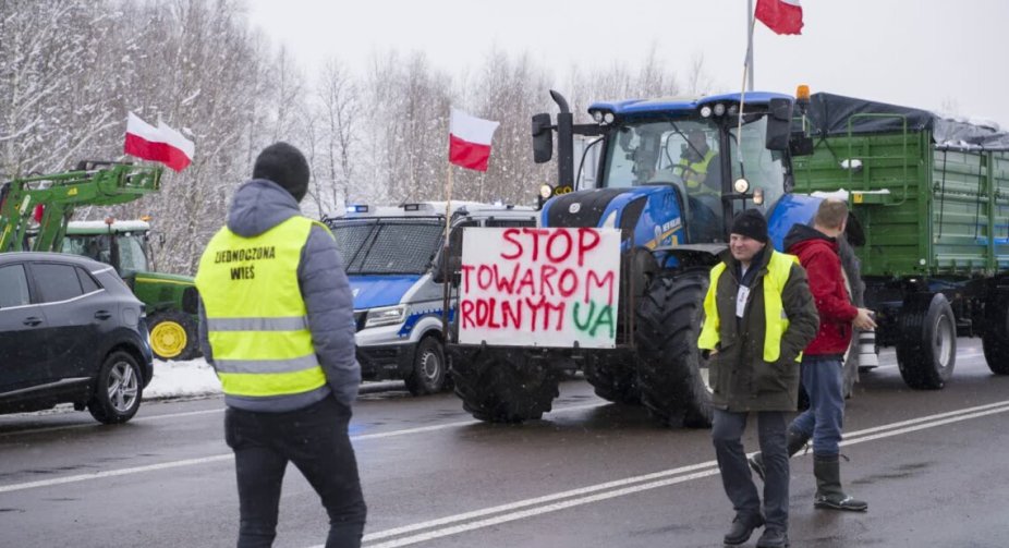 Polish farmers block another checkpoint on the border with Ukraine