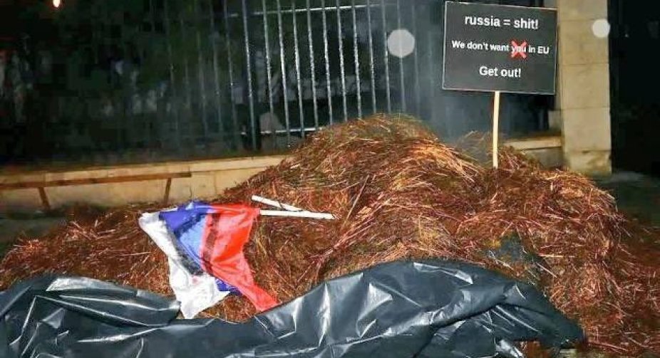 У Польщі активісти висипали купу гною під будинком російського посла у Варшаві