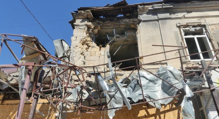 Окупанти обстріляли Херсон: постраждала 60-річна жінка