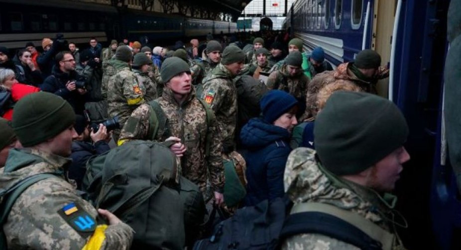 Закон про мобілізацію може призвести до масової еміграції українців, - експерти