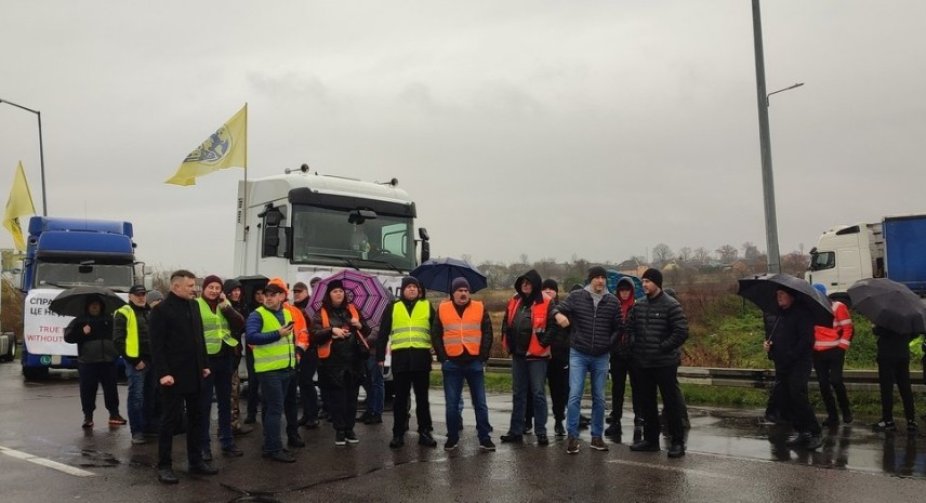 Ukrainian carriers plan protest on Polish border in response to blockade