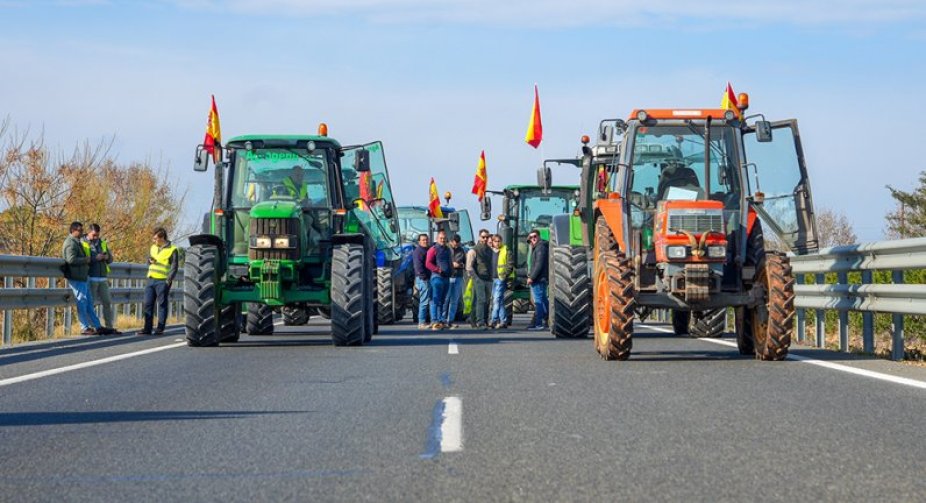 In Spain, farmers joined the protests: they blocked the main roads