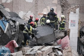Десятеро постраждалих у Києві після балістичного удару: Продовжується розбір завалів