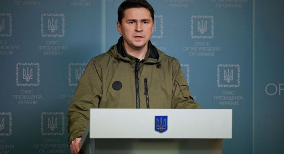 Подоляк заявив, що США не вимагали від України припинити атаки на російські НПЗ