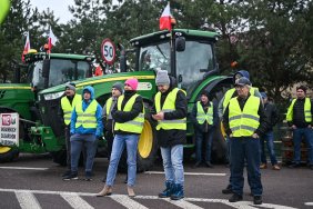 Poland agrees with farmers on temporary ban on transit of agricultural products from Ukraine - media