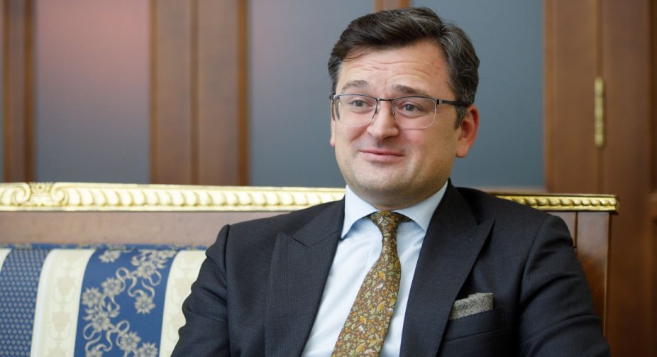Кулеба підтвердив призупинення консульських послуг: Чоловіки за кордоном не звільняються від боргу перед Батьківщиною