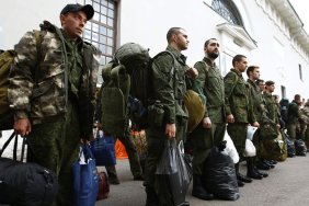Russia wants to avoid mass mobilization by hiring contract soldiers - Bloomberg