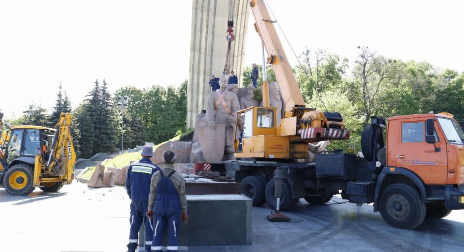 У Києві розпочали демонтаж композиції на честь Переяславської ради
