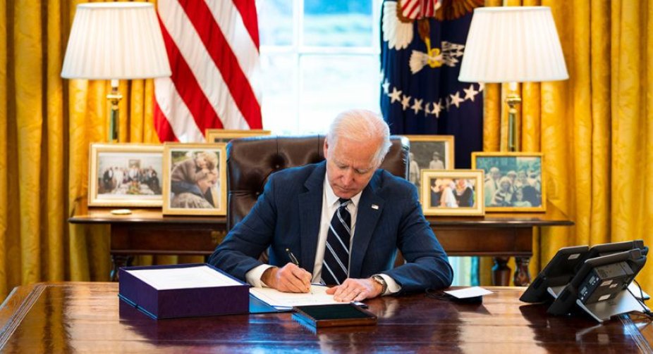 Президент США підтримав закон про військову допомогу для України