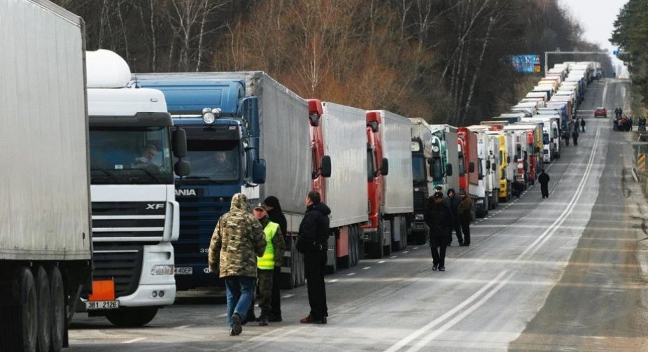 У чергах понад тисячу вантажівок: яка ситуація на кордоні з Польщею