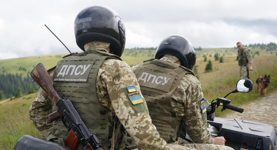 Правила виїзду за кордон для чоловіків: ДПСУ про необхідність оновлення військових даних