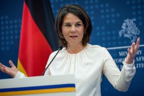 Бербок про Зеленського: президент залишається законним, не дивлячись на обставини
