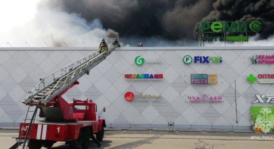 Пожежа в Хабаровську, РФ: ТЦ "РеміСіті" охопив вогонь, евакуйовано 270 осіб
