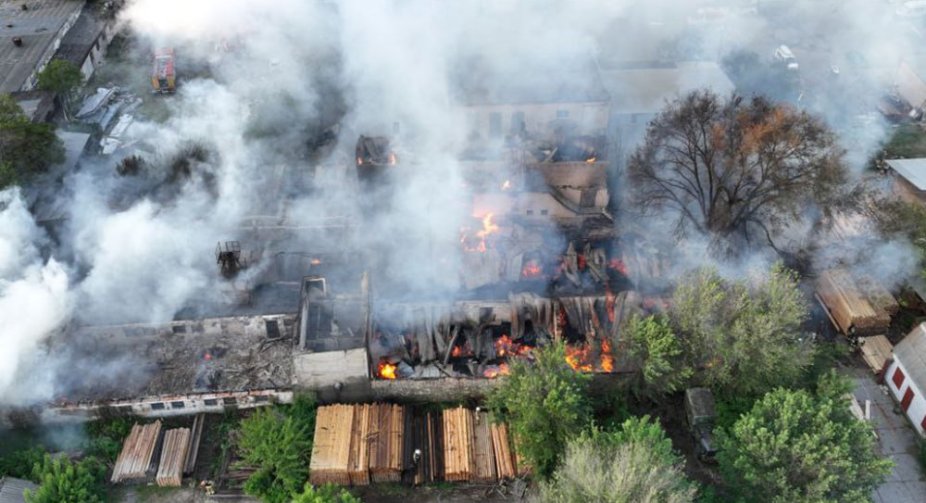 Масштабна пожежа в Миколаєві: горів деревообробний завод