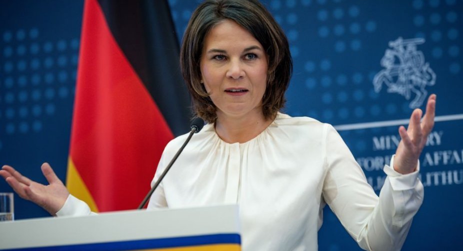 Бербок про Зеленського: президент залишається законним, не дивлячись на обставини