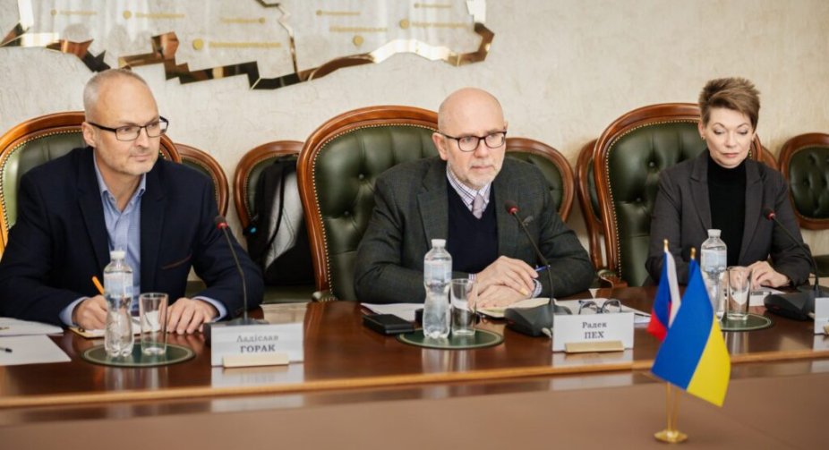 Посол Чехії відвідує Дніпро: участь у відкритті виставки та співпраця у навчальних закладах