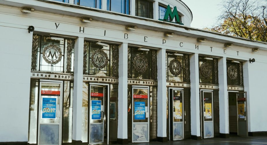 У Києві людина впала на рейки метро: на "червоній" гілці частково зупинено рух