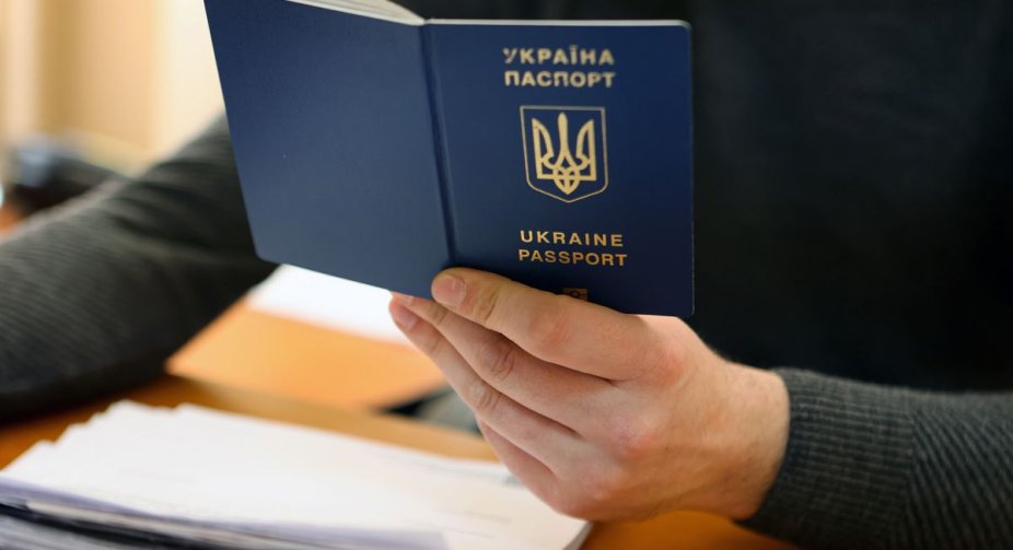 З 30 червня українські чоловіки за кордоном зможуть отримувати паспорт тільки за умови пред'явлення військово-облікового документа