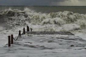 В Одесі хвиля змила поліцейську в море: дівчина загинула, тіло ще не знайшли