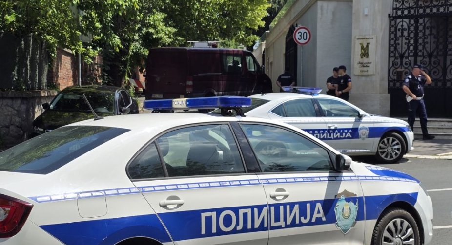 Чоловік з арбалетом напав на поліцейського під посольством Ізраїлю в Белграді: деталі інциденту