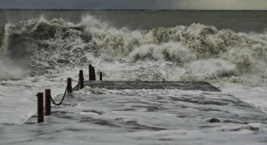In Odesa, a wave washed a policewoman into the sea: the girl died, her body has not yet been found