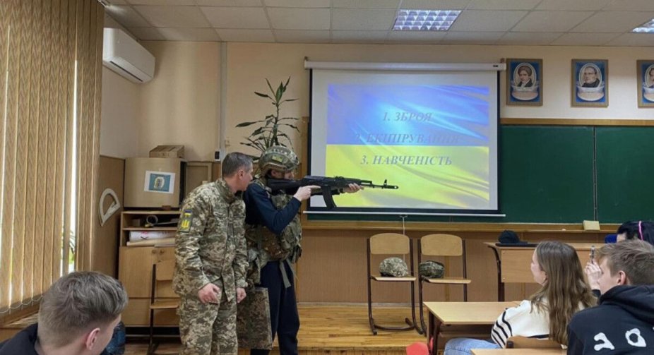 Українські школярі 10-11 класів тепер вивчатимуть озброєння і військову техніку, - Міносвіти