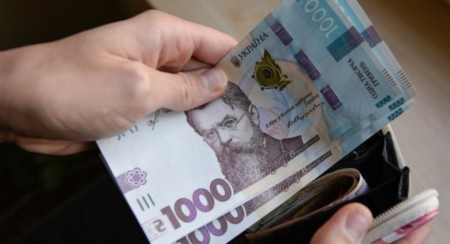 Кабмін пропонує заморозити мінімальну зарплату і прожитковий мінімум до 2027 року